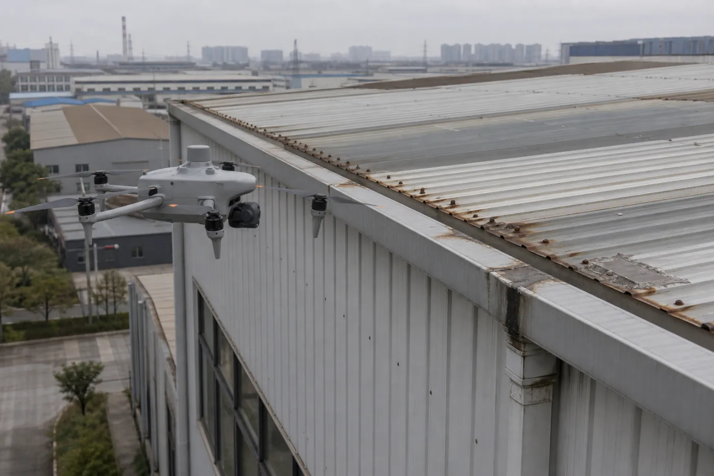 搭载 RTK 模块的经纬 4T 无人机面向工业厂房金属屋面锈蚀与天沟渗漏区域进行巡检